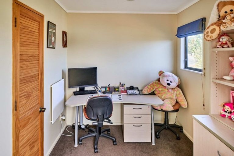 Photo of property in 22 The Crowsnest, Whitby, Porirua, 5024