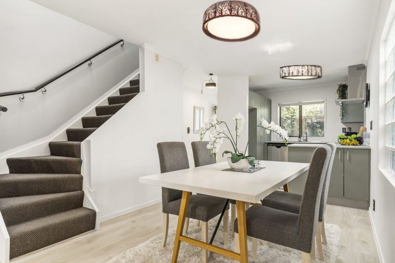 Photo of property in 27 Verdale Circle, Glen Eden, Auckland, 0602