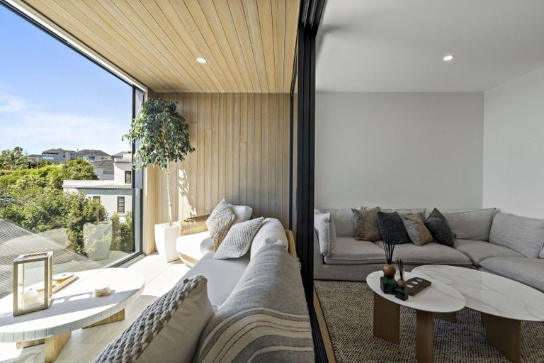 Photo of property in 3/90 Picasso Drive, West Harbour, Auckland, 0618