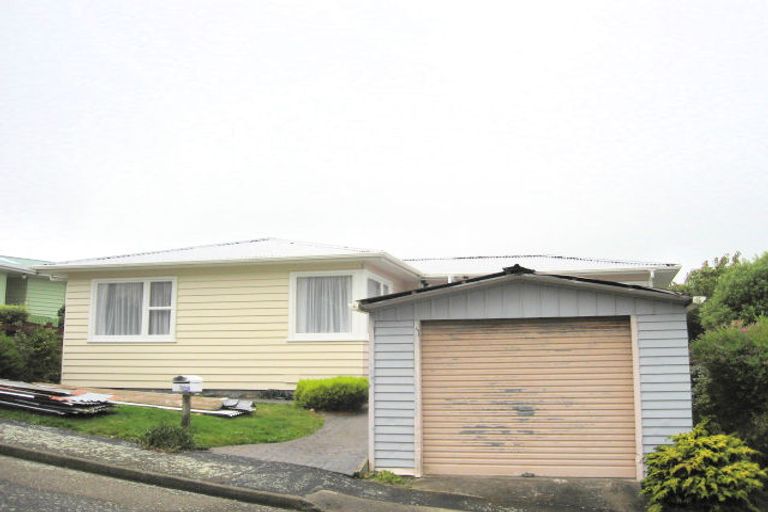 Photo of property in 7 Pritchard Street, Newlands, Wellington, 6037