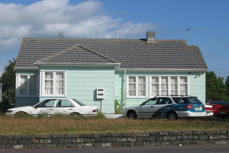 Photo of property in 3198 Great North Road, New Lynn, Auckland, 0600