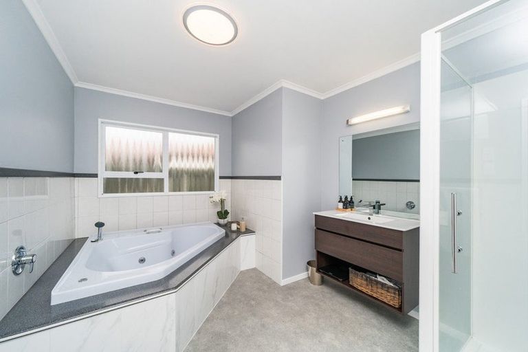 Photo of property in 98 John F Kennedy Drive, Milson, Palmerston North, 4414
