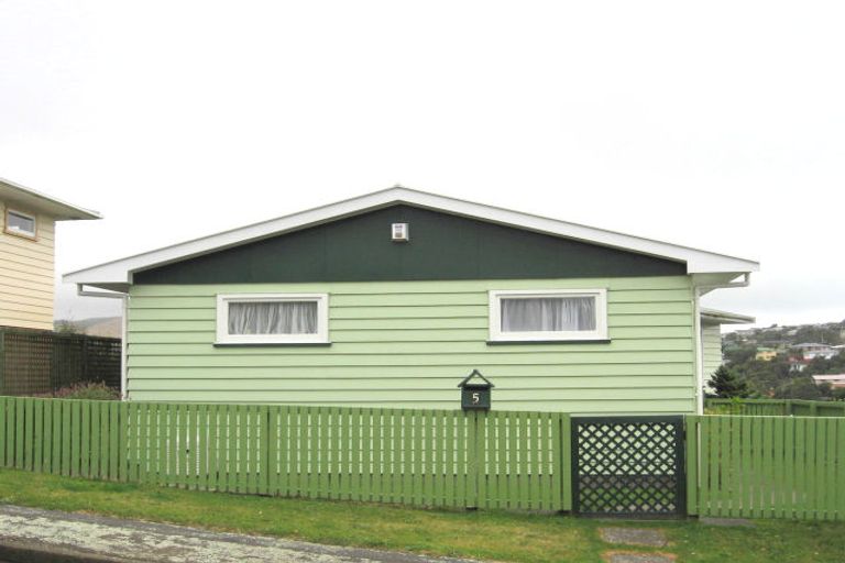 Photo of property in 5 Pritchard Street, Newlands, Wellington, 6037