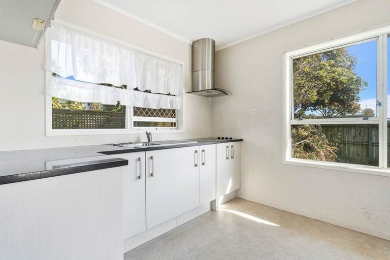 Photo of property in 1/69 Hepburn Road, Glendene, Auckland, 0602