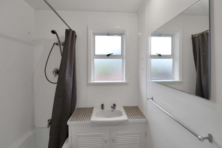 Photo of property in 39 Birdwood Road, Waterloo, Lower Hutt, 5011