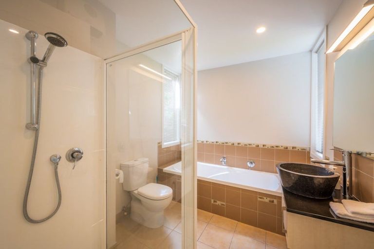 Photo of property in 72 Wynyard Crescent, Fernhill, Queenstown, 9300
