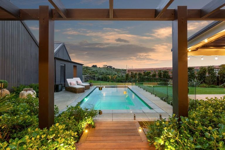 Photo of property in 9 Ridgelea Road, Long Bay, 0792