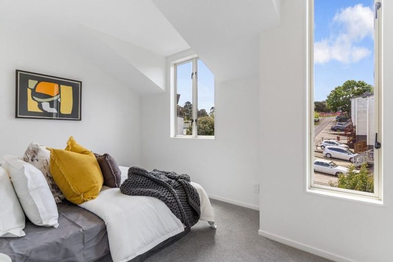 Photo of property in 2 Verdale Circle, Glen Eden, Auckland, 0602