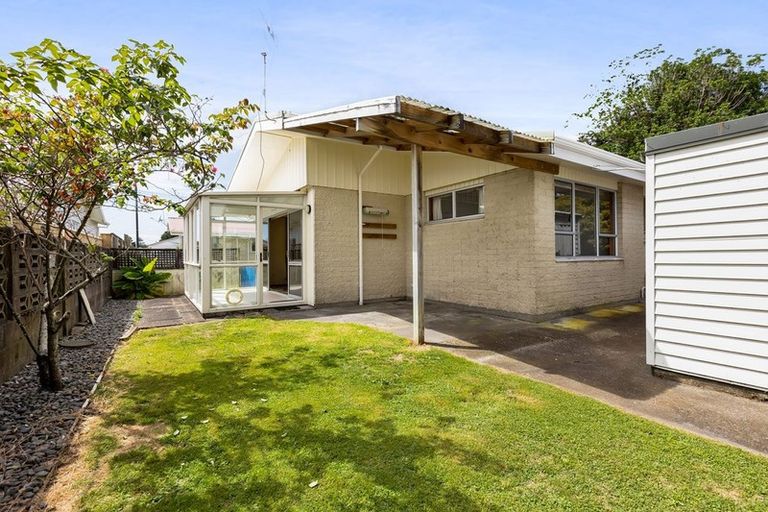 Photo of property in 2 Selwyn Street, Lower Vogeltown, New Plymouth, 4310