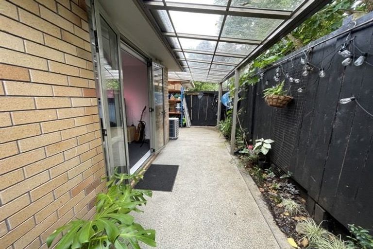 Photo of property in 29 Verdale Circle, Glen Eden, Auckland, 0602