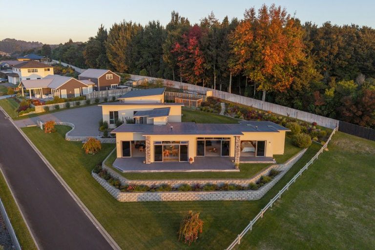 Photo of property in 7 Azalea Lane, Waipahihi, Taupo, 3330