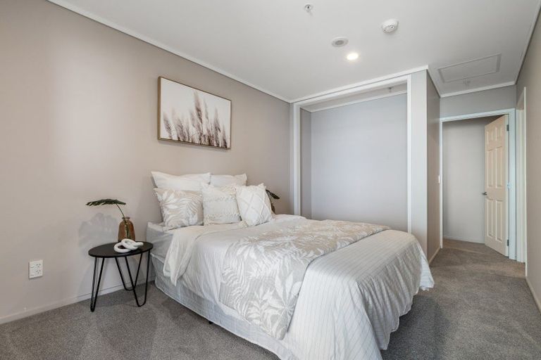 Photo of property in 72 Devonport Road, Tauranga, 3110