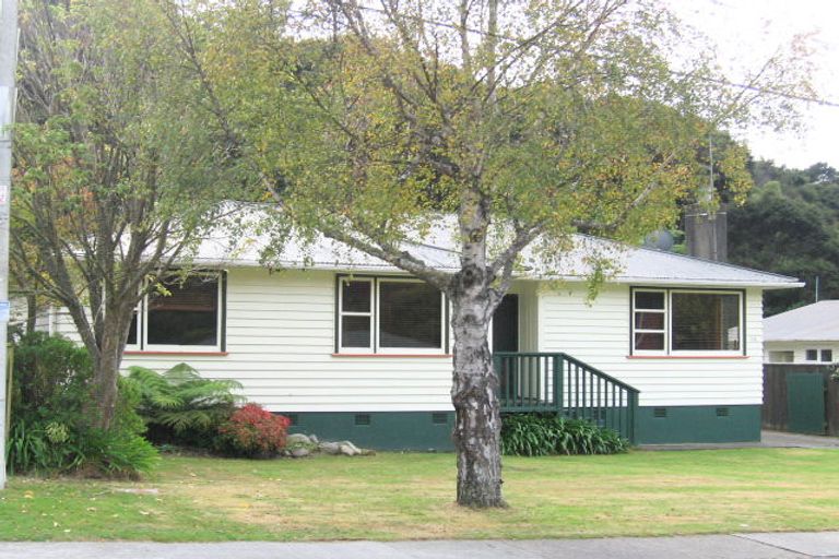 Photo of property in 14 Pinehaven Road, Pinehaven, Upper Hutt, 5019