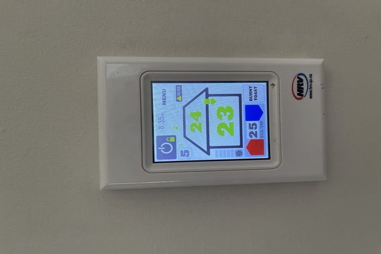 Photo of property in 68 Lake Road, Northcote, Auckland, 0627