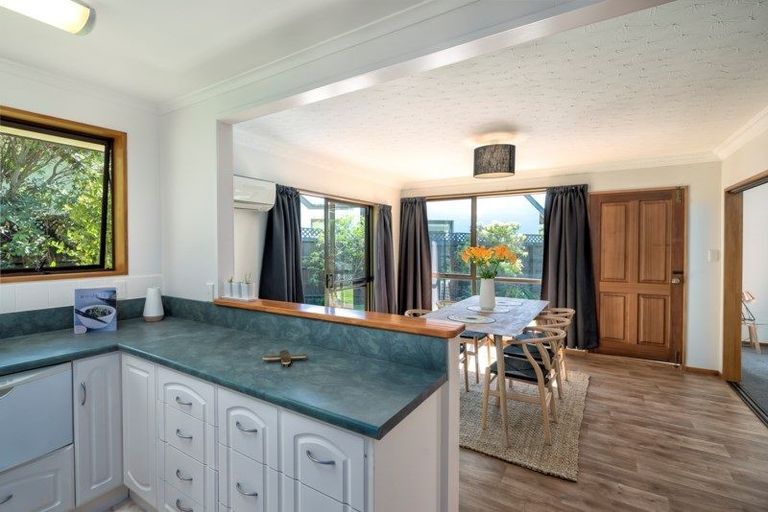 Photo of property in 12 Esher Place, Saint Martins, Christchurch, 8022