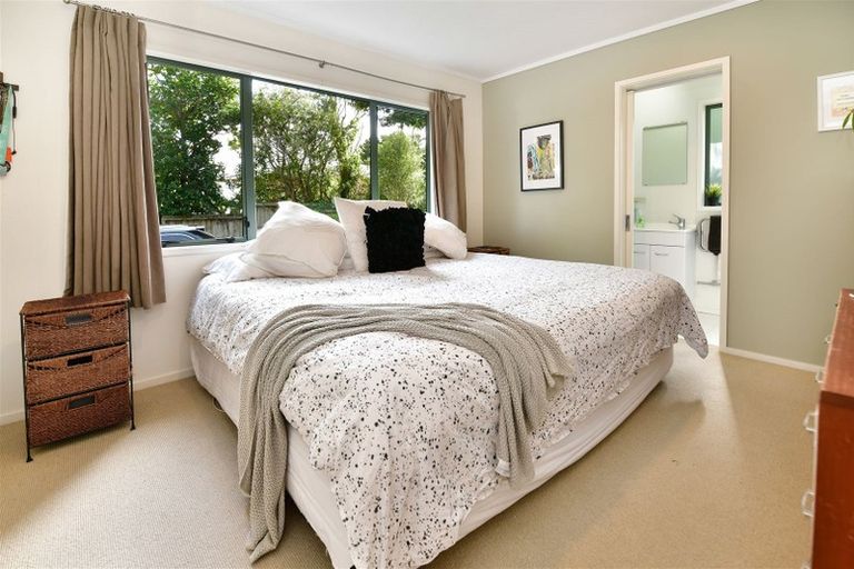 Photo of property in 33a Kia Ora Road, Beach Haven, Auckland, 0626