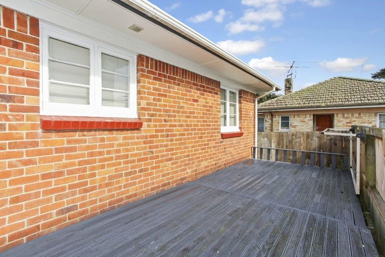 Photo of property in 52 Churchill Avenue, Manurewa, Auckland, 2102