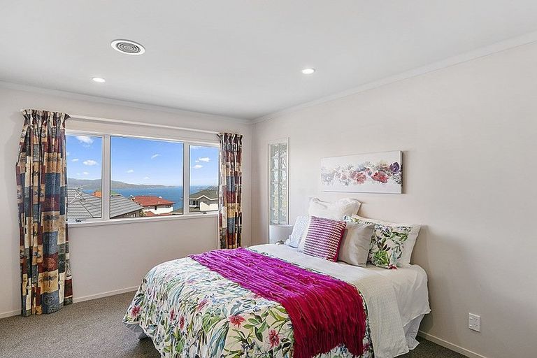 Photo of property in 5 Tamworth Crescent, Newlands, Wellington, 6037