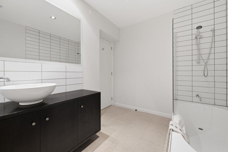 Photo of property in 72 Devonport Road, Tauranga, 3110
