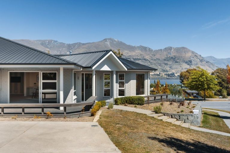 Photo of property in 2 Island View Place, Wanaka, 9305