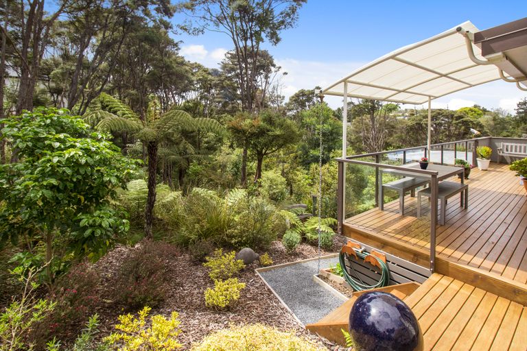 Photo of property in 4 Mccahon Place, Titirangi, Auckland, 0604