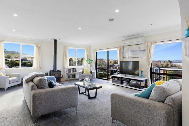 Photo of property in 11 Earle Place, Acacia Bay, Taupo, 3330