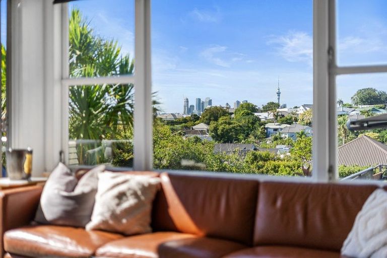 Photo of property in 31 Church Street, Northcote Point, Auckland, 0627