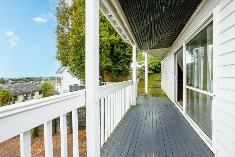 Photo of property in 1a Highgrove Lane, Totara Vale, Auckland, 0632