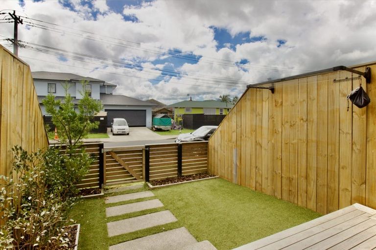 Photo of property in 5/1a Royal View Road, Te Atatu South, Auckland, 0610