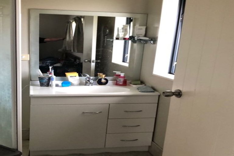 Photo of property in 1 Rixon Place, Te Atatu Peninsula, Auckland, 0610