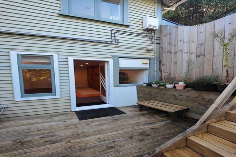 Photo of property in 21 Asquith Terrace, Brooklyn, Wellington, 6021