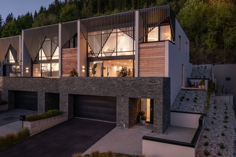Photo of property in 14 Vancouver Drive, Queenstown, 9300