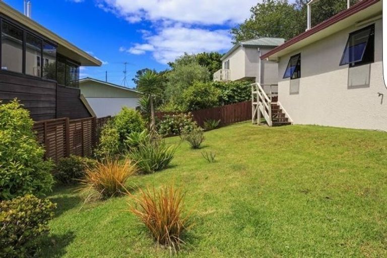 Photo of property in 2/142 Sunset Road, Unsworth Heights, Auckland, 0632