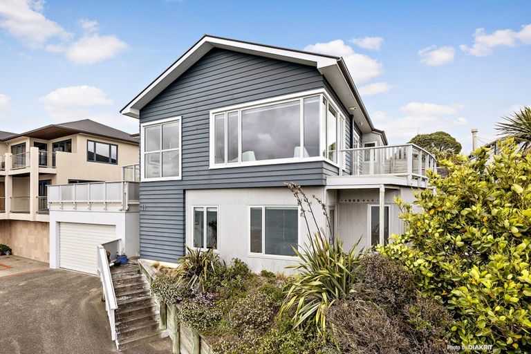 Photo of property in 21 Napier Street, Karaka Bays, Wellington, 6022