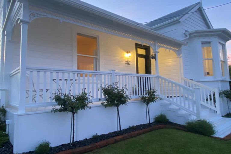 Photo of property in 32 Belt Road, Moturoa, New Plymouth, 4310