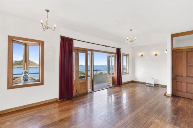 Photo of property in 330 The Esplanade, Island Bay, Wellington, 6023