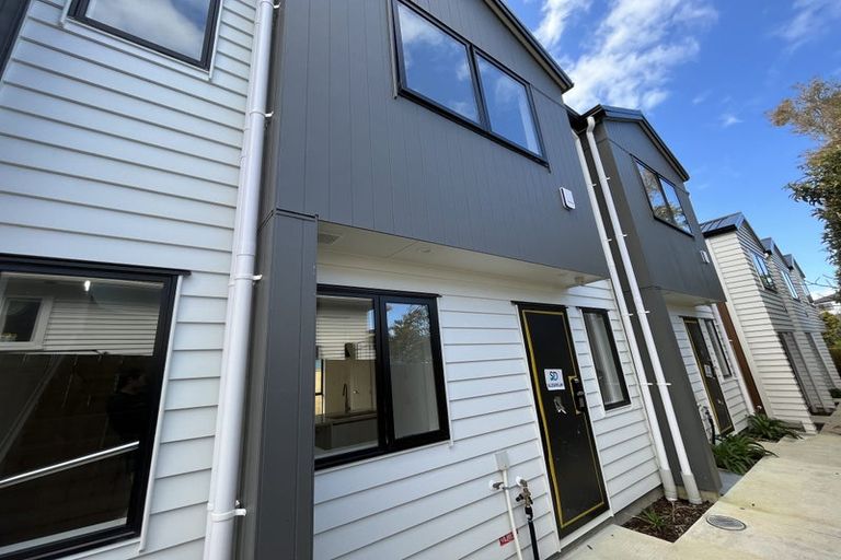 Photo of property in 4/31 Reid Road, New Lynn, Auckland, 0600