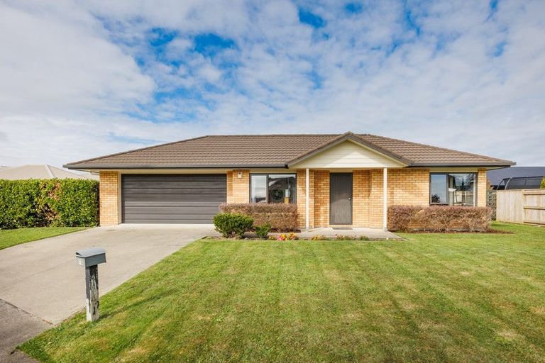 Photo of property in 15 Chestnut Close, Kelvin Grove, Palmerston North, 4414