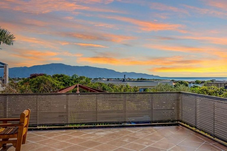 Photo of property in 5 Shearwater Rise, Paraparaumu Beach, Paraparaumu, 5032