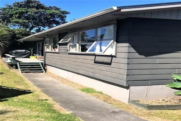 Photo of property in 3 Wickstead Place, Massey, Auckland, 0614