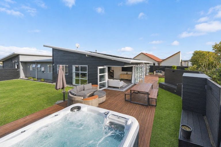 Photo of property in 26 Chestnut Close, Kelvin Grove, Palmerston North, 4414