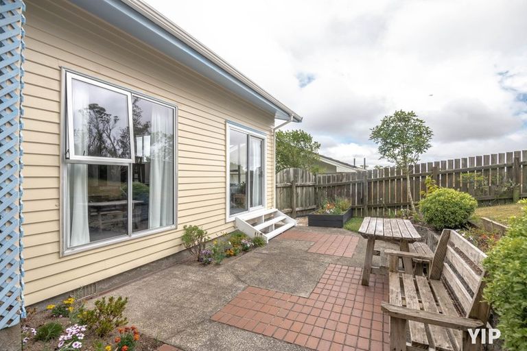 Photo of property in 18 Colchester Crescent, Newlands, Wellington, 6037