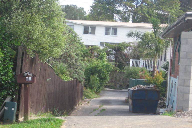 Photo of property in 1/5 Neal Avenue, Glenfield, Auckland, 0629