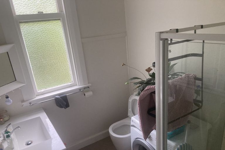 Photo of property in 27 Sutherland Crescent, Melrose, Wellington, 6023