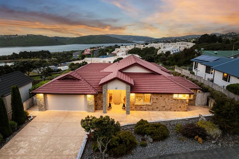 Photo of property in 9 Hollyford Place, Aotea, Porirua, 5024