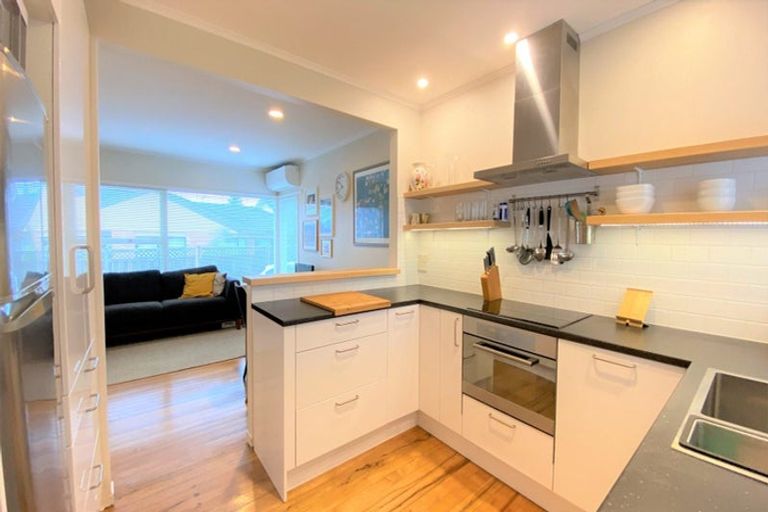 Photo of property in 2/14 Shakespeare Road, Milford, Auckland, 0620