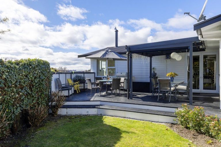 Photo of property in 11 Earle Place, Acacia Bay, Taupo, 3330
