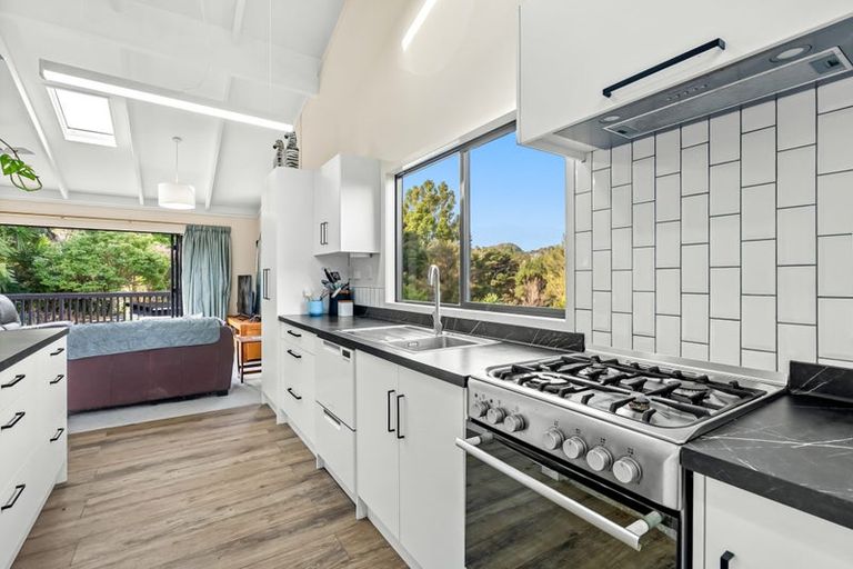 Photo of property in 29 Tahunatapu Road, Parua Bay, Whangarei, 0174