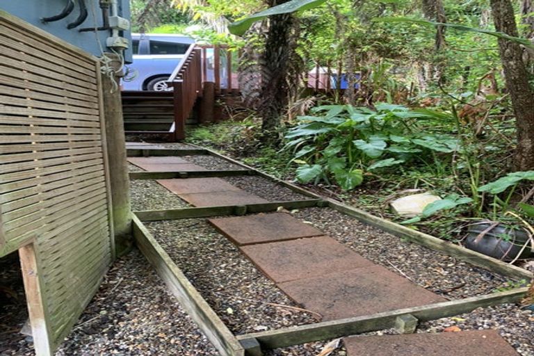 Photo of property in 9 Springwater Vale, Unsworth Heights, Auckland, 0632