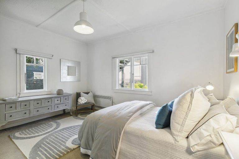 Photo of property in 281 Queens Drive, Lyall Bay, Wellington, 6022